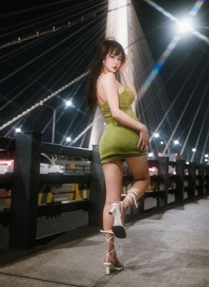 欧美礼服露肩高贵_1080手机在线看